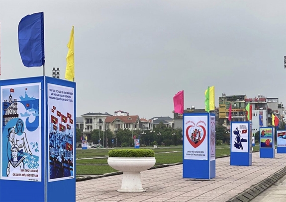 Các tác phẩm tranh cổ động trưng bày tại Quảng trường 3-2, TP Bắc Giang. Ảnh: Thanh Hương.
